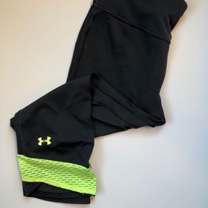 Under Armour black Capri leggings.